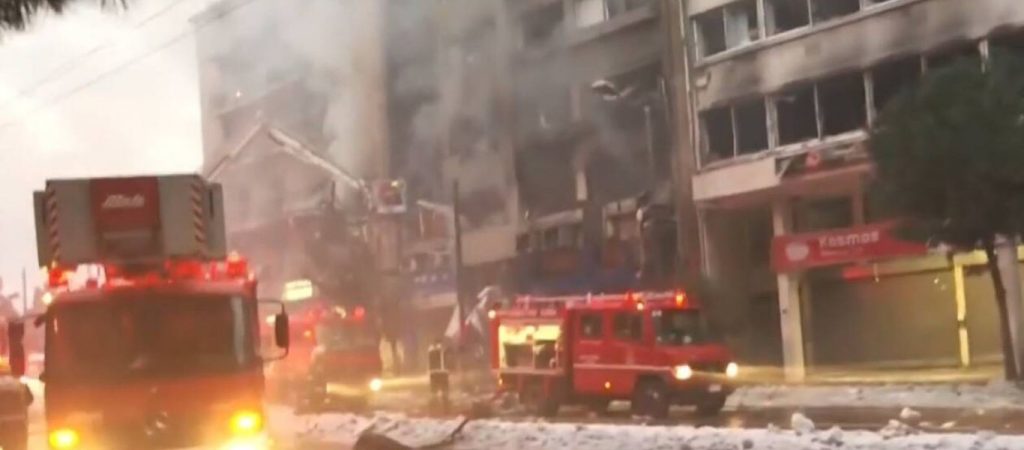 Έκρηξη σε κτίριο στην Συγγρού: «Έγινε ένα τεράστιο μπαμ – Ήταν σαν βόμβα» λένε κάτοικοι