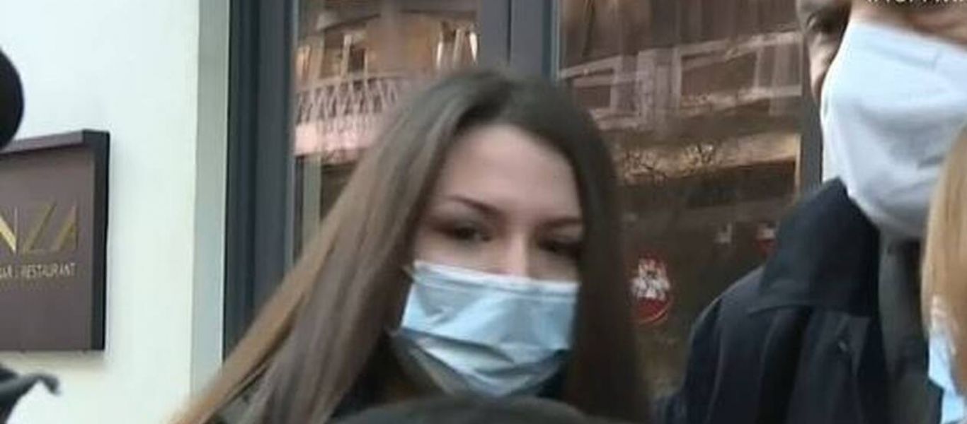 Βιασμός 24χρονης Γεωργίας: Κρέμασαν τεράστιο πανό απέναντι από το «Αχίλλειον»