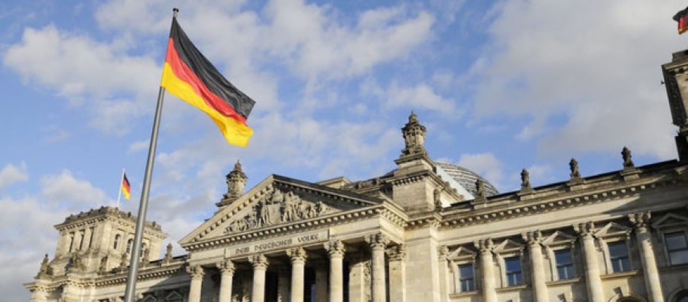 Γερμανία: Έξι μήνες διάρκεια τα πιστοποιητικά νόσησης των βουλευτών αλλά μόνο τρείς για τους πολίτες