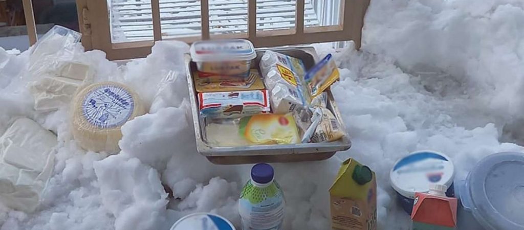 Κάτω Χαλάνδρι: Βγάζουν τα τρόφιμα στα χιόνια για να διατηρήσουν – Χωρίς ρεύμα για 28 ώρες