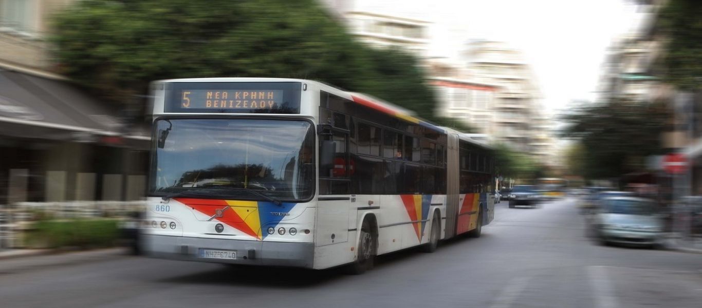 Θεσσαλονίκη: «Ακυβέρνητο» λεωφορείο συγκρούστηκε με ταξί – «Το λεωφορείο με πέταξε 20 μέτρα μπροστά»