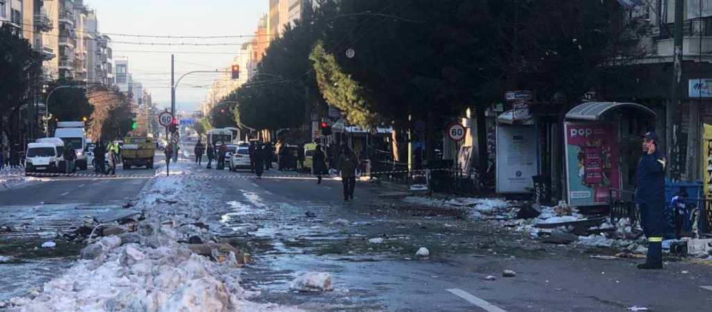 Κλειστή η Λεωφόρος Συγγρού: Μεγάλα κυκλοφοριακά προβλήματα –  Ελέγχουν τζαμαρίες και το δίκτυο φυσικού αερίου (βίντεο)