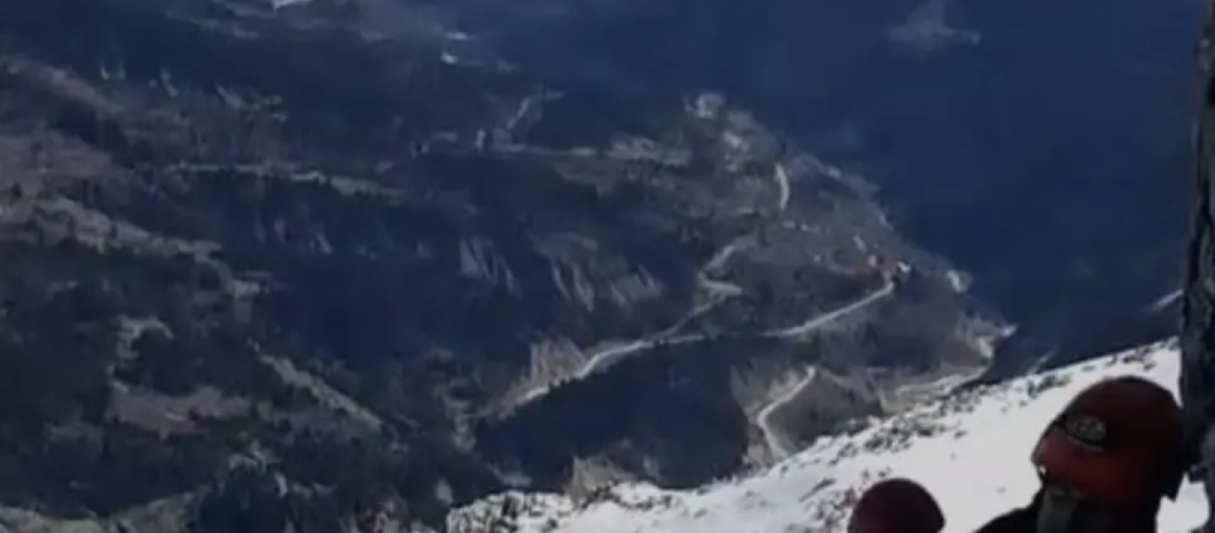 Το βίντεο της διάσωσης του πυροσβέστη με ελικόπτερο στους -19 βαθμούς στην Άρτα