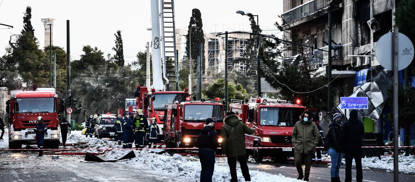 Σοκαριστικά βίντεο δευτερόλεπτα μετά την έκρηξη στην Συγγρού: Στο χειρουργείο ένας άνδρας – Ταξί εκτοξεύτηκε στον αέρα