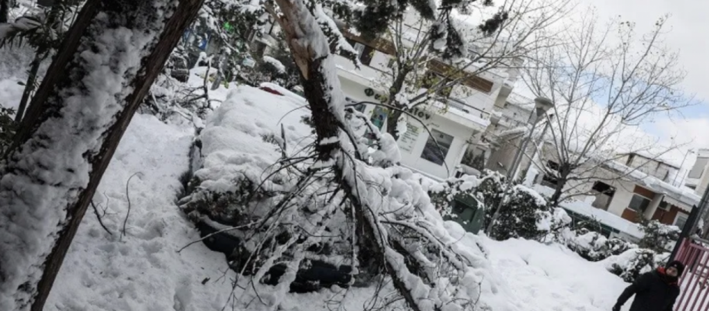 Κάτοικος Αμαρουσίου καταγγέλλει: «Τηλεφώνησα στον Δήμο για να έρθει εκχιονιστικό & μου είπαν “είναι αργία”»