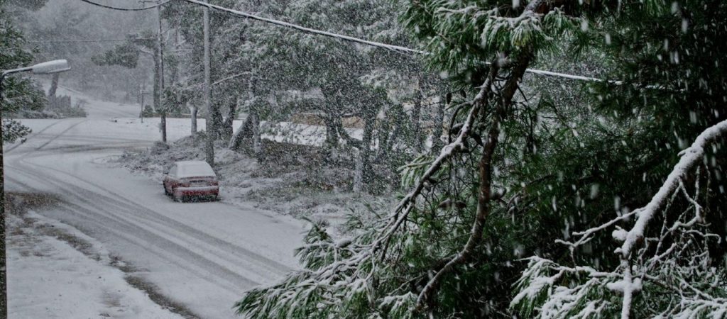 Ξεσπά κάτοικος της Παιανίας: «Είμαστε 36 ώρες χωρίς ρεύμα με μωρό – Ανάβουμε ρεσό για να ζεστάνουμε τα χέρια μας»