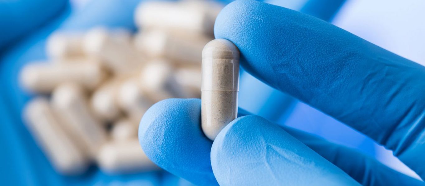 Νέα έρευνα: Τα αντιικά χάπια «δουλεύουν» εξίσου καλά κατά της Όμικρον αλλά τα μονοκλωνικά πολύ λιγότερο
