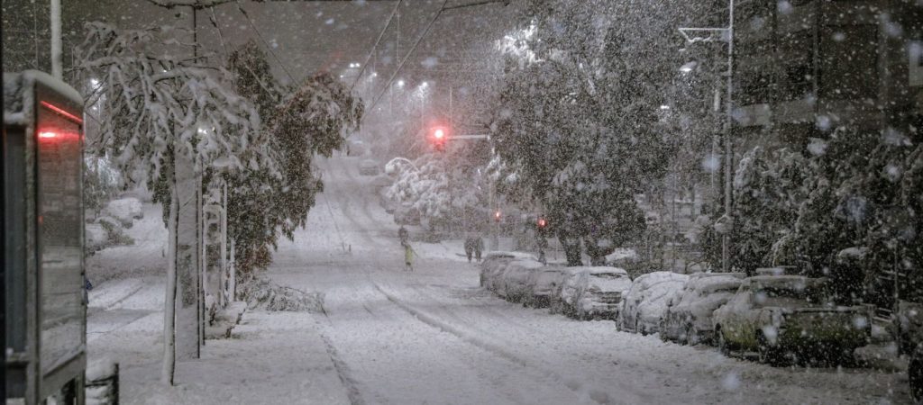 Νέα καταγγελία: Ο τετραπληγικός πατέρας της και η άρρωστη μητέρα της παραμένουν εγκλωβισμένοι χωρίς ρεύμα στον Χολαργό