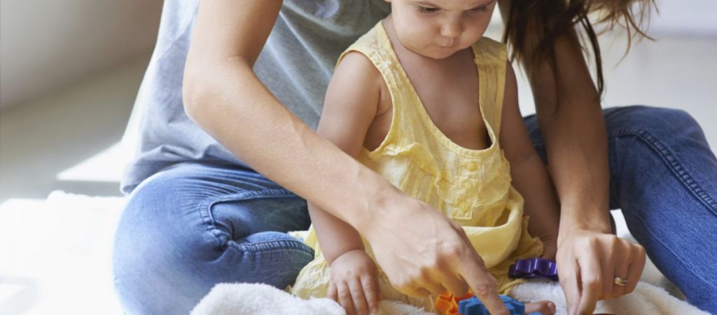 Ξεκινά πιλοτικά το πρόγραμμα «Νταντάδες της Γειτονιάς» – Στήριξη στις μονογονεϊκές οικογένειες