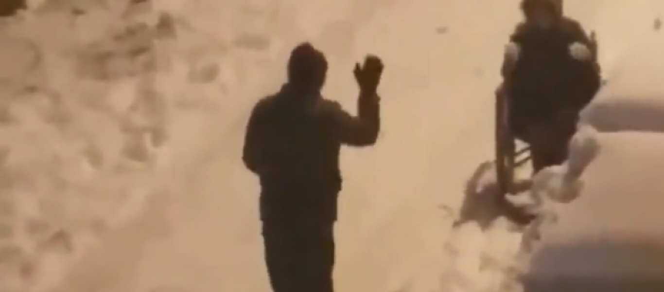 Συγκινεί βίντεο πατέρα να παίζει με το ανάπηρο παιδί του στα χιόνια (βίντεο)