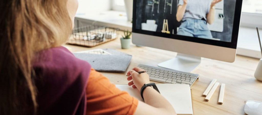 Σχολεία: Το 97,6% κάνει τηλεκπαίδευση – Σχεδόν 32.000 τμήματα σε αναστολή λόγω της κακοκαιρίας