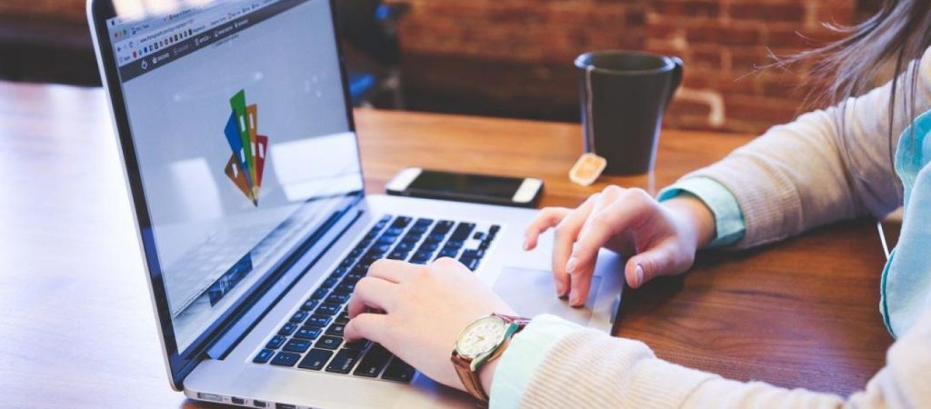 Ποιοι θα δουλεύουν μέσω τηλεργασίας αύριο Παρασκευή (28/1)