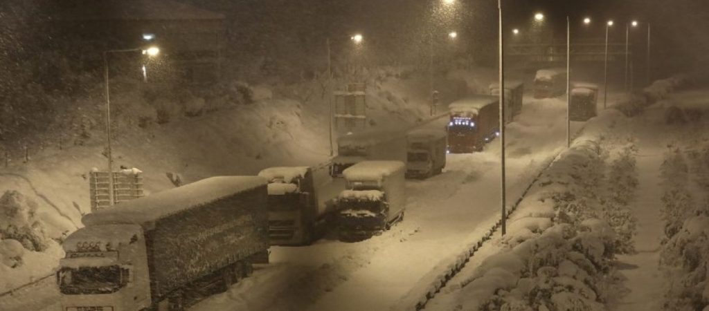 Ιδιώτες με ειδικά διαμορφωμένα αυτοκίνητα απεγκλώβιζαν οχήματα στην Αττική Οδό