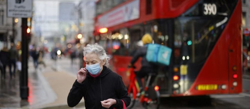 Βρετανία: Μείωση στους αριθμούς που φορούν την Covid-19