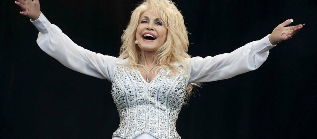 Η άχρηστη πληροφορία της ημέρας: Έχει «ασφαλίσει» το διάσημο μπούστο της η Ντόλι Πάρτον; (φωτο)