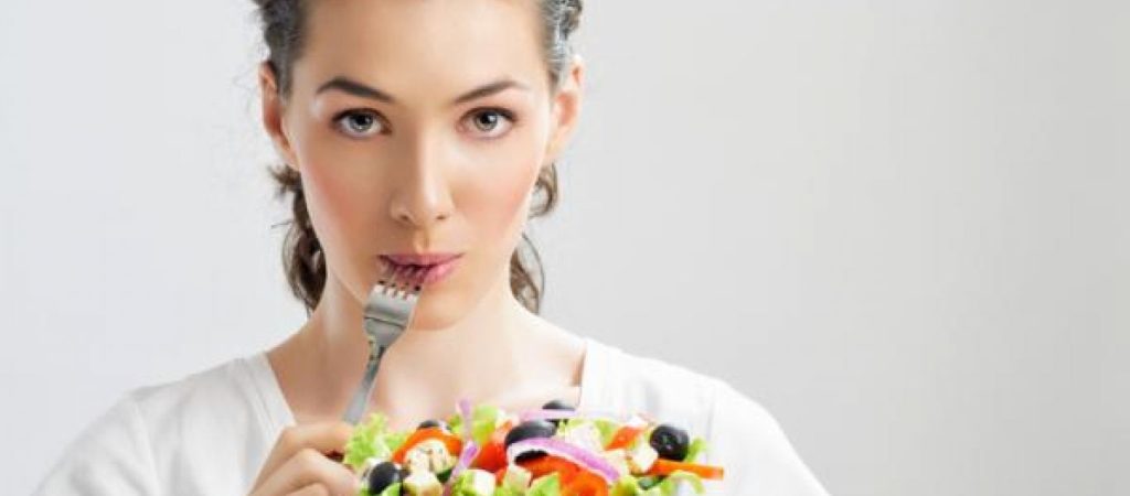 Απώλεια κιλών: Κι όμως το να μασάτε πιο αργά την κάθε μπουκιά βοηθάει