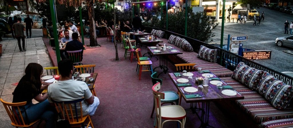 Η κυβέρνηση θέλει να κρύψει… στη μουσική το φιάσκο με την «Ελπίδα»: «Χαλαρώνουν» τα μέτρα στην εστίαση