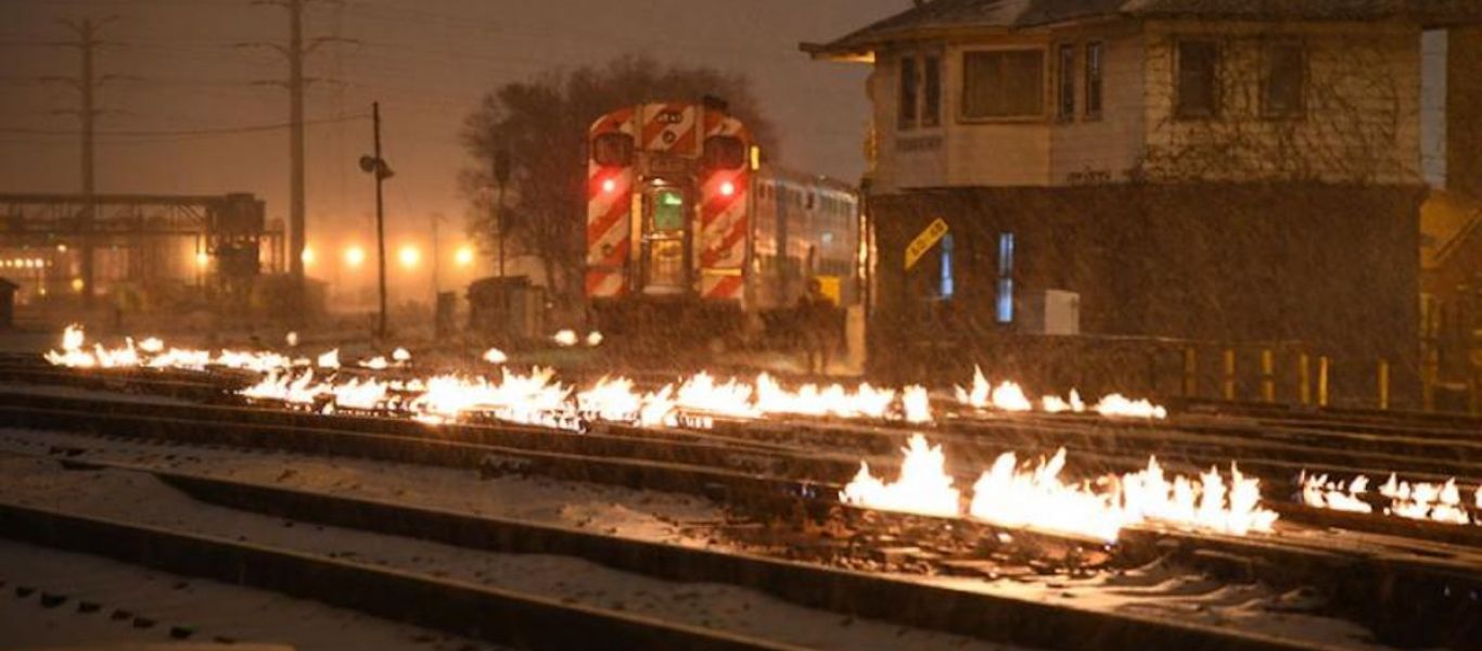 Σικάγο: Βάζουν φωτιές για καλό σκοπό σε γραμμές των τρένων (βίντεο)