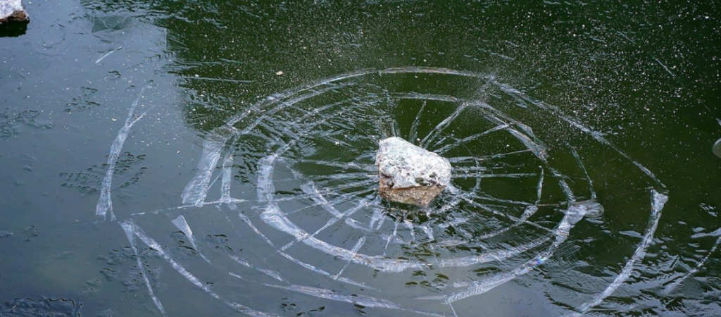 Πάγωσε η «ξεχασμένη» λίμνη στην Λάρισα – Πως δημιουργήθηκε; (βίντεο)