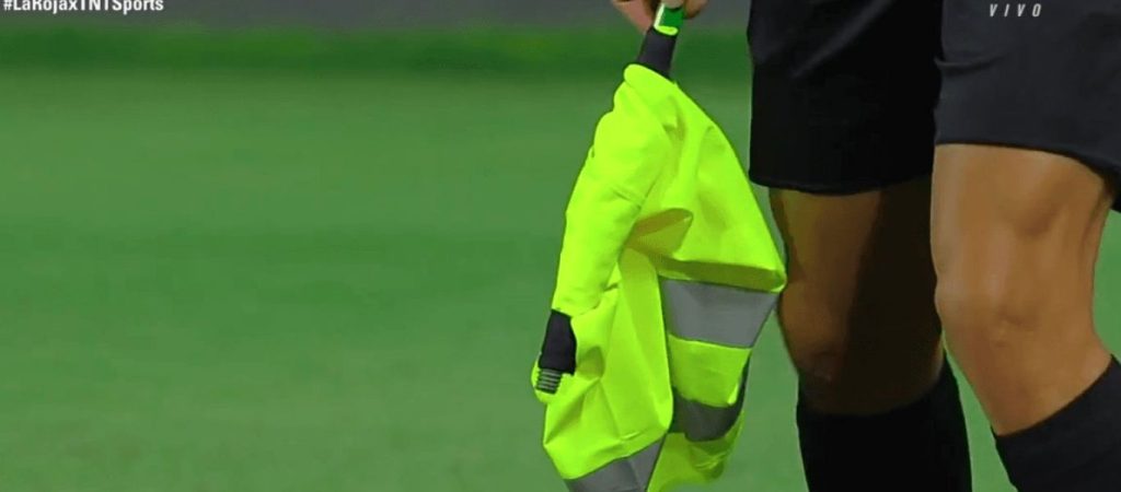 Οι διαιτητές στο Χιλή – Αργεντινή ξέχασαν τα σημαιάκια και σήκωσαν… μπουφάν!