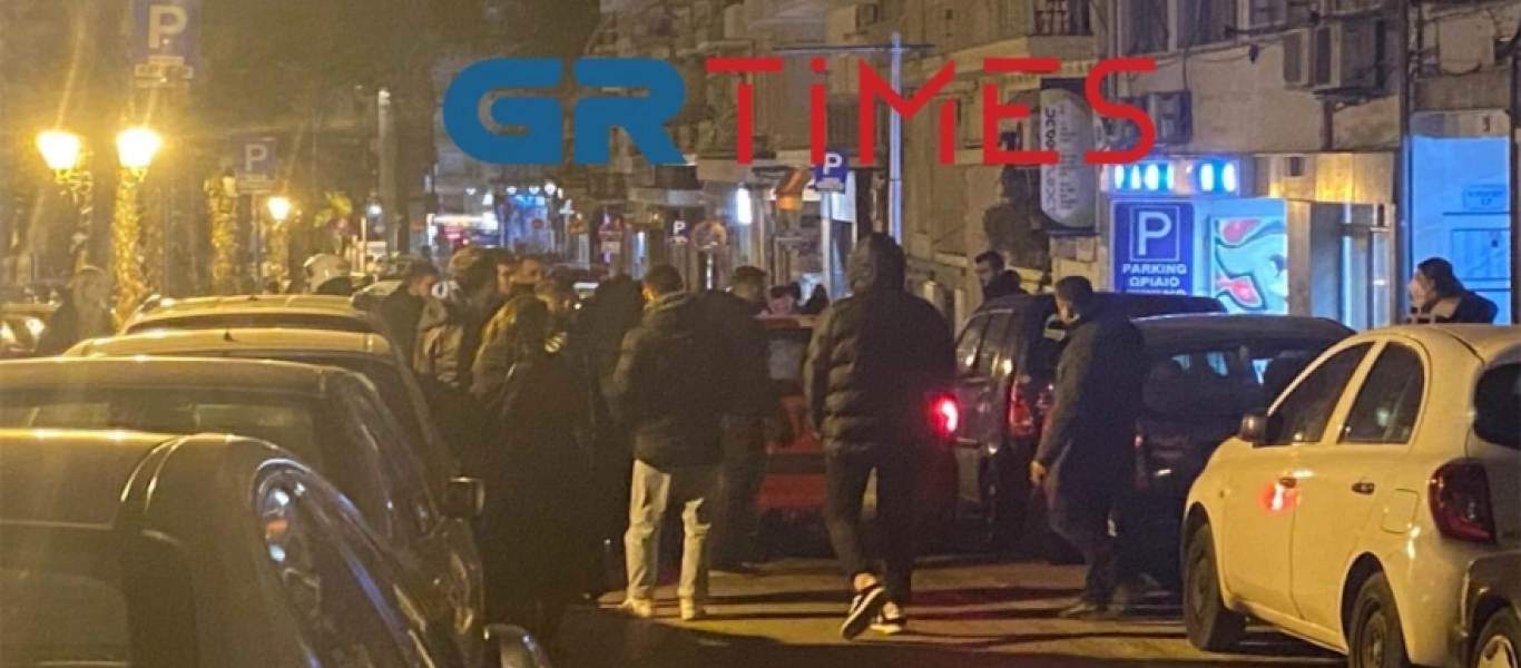 Θεσσαλονίκη: Ανετράπη αυτοκίνητο στο κέντρο της πόλης – Το… ίσιωσαν και ο οδηγός έφυγε (βίντεο)
