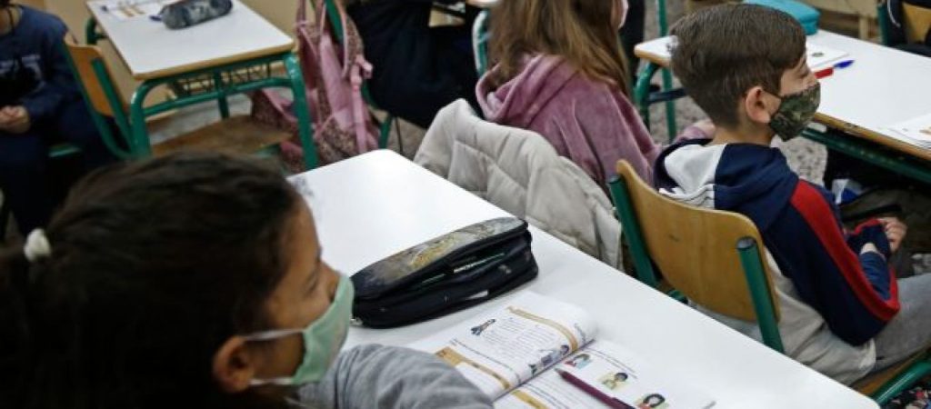 Σχολεία: Με ένα έξτρα self test η επιστροφή στα θρανία τη Δευτέρα – Αναλυτικά τι ισχύει
