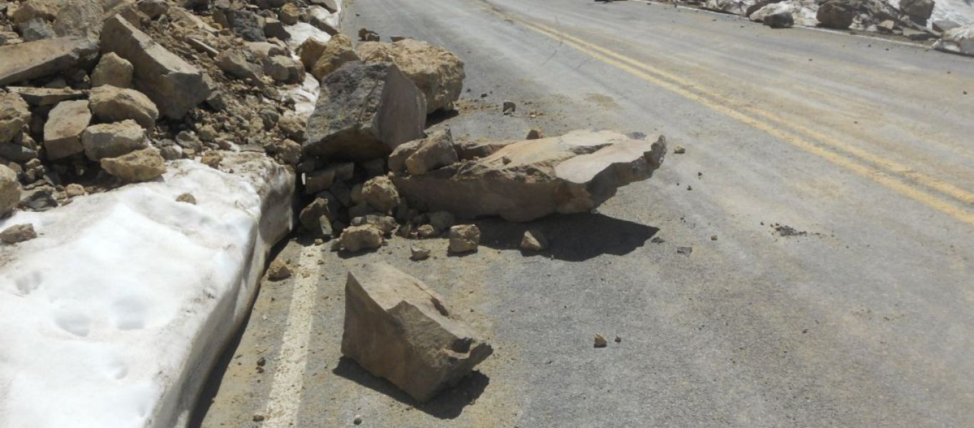 Περιφερειακός δρόμος Λουτρακίου: Αποκολλήθηκαν βράχοι από το βουνό & έπεσαν στο δρόμο (φώτο)