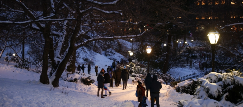 Ιστορικός χιονιάς στις ΗΠΑ: Χιλιάδες πτήσεις ακυρώθηκαν – Ν.Υόρκη & Βοστώνη στο «μάτι» της χιονοκαταιγίδας (βίντεο)