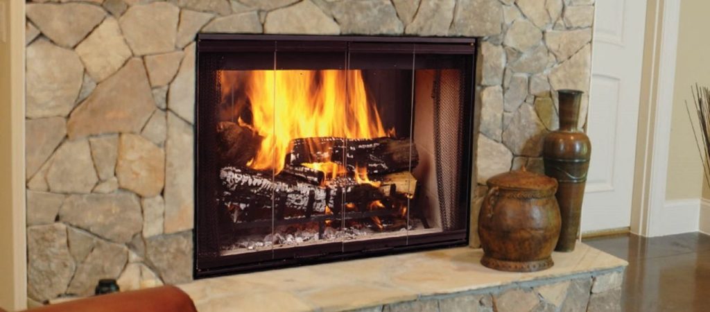 Δείτε για ποιο λόγο πρέπει να ρίχνετε λεμόνι στο… τζάκι