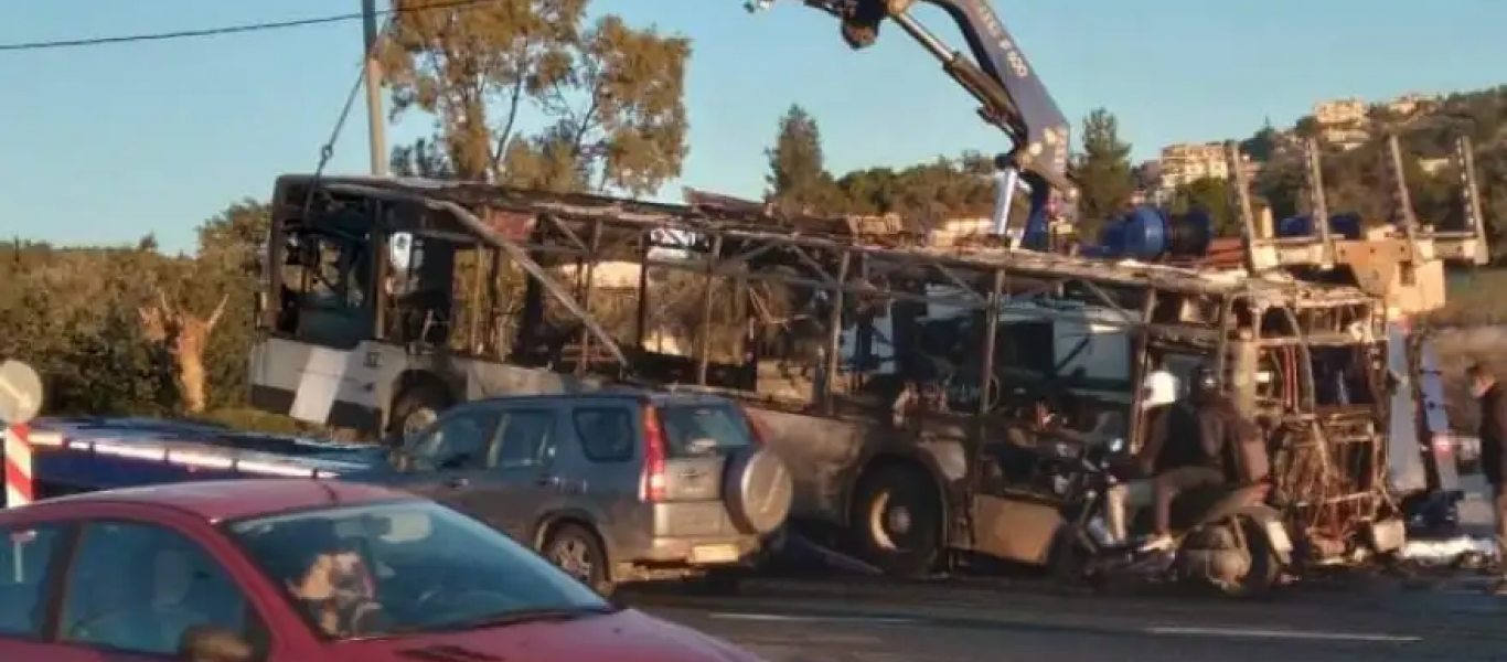 Λεωφορείο στην Παλλήνη τυλίχθηκε στις φλόγες ενώ εκτελούσε δρομολόγιο – Πώς σώθηκαν οι επιβάτες (φωτο)