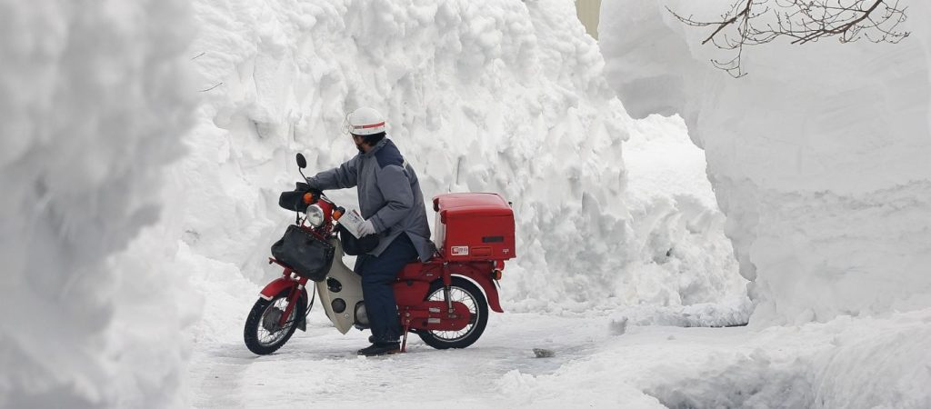 Διανομέας ξεσπά και αποκαλύπτει: «Έπεσα στα χιόνια και μου έλεγαν δουλειά σου είναι»