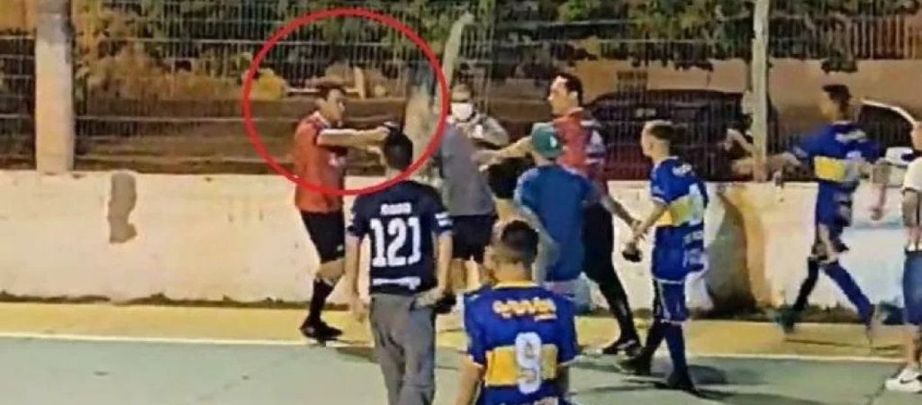 Βίντεο-σοκ από ποδοσφαιρικό αγώνα: Διαιτητής έβγαλε όπλο! – Τραυματίστηκαν δύο παίκτες