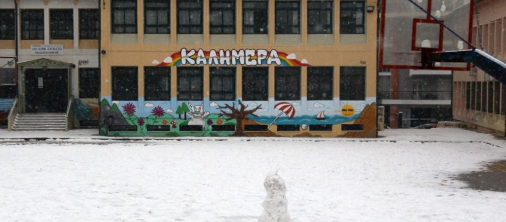 Άνοιξαν σχολείο στην Αγία Παρασκευή χωρίς να έχουν καθαρίσει κλαδιά και χιόνια