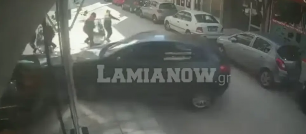 Αλεξανδρούπολη: Βίντεο από τη στιγμή που οδηγός χάνει τον έλεγχο και «καρφώνεται» σε τζαμαρία (βίντεο)