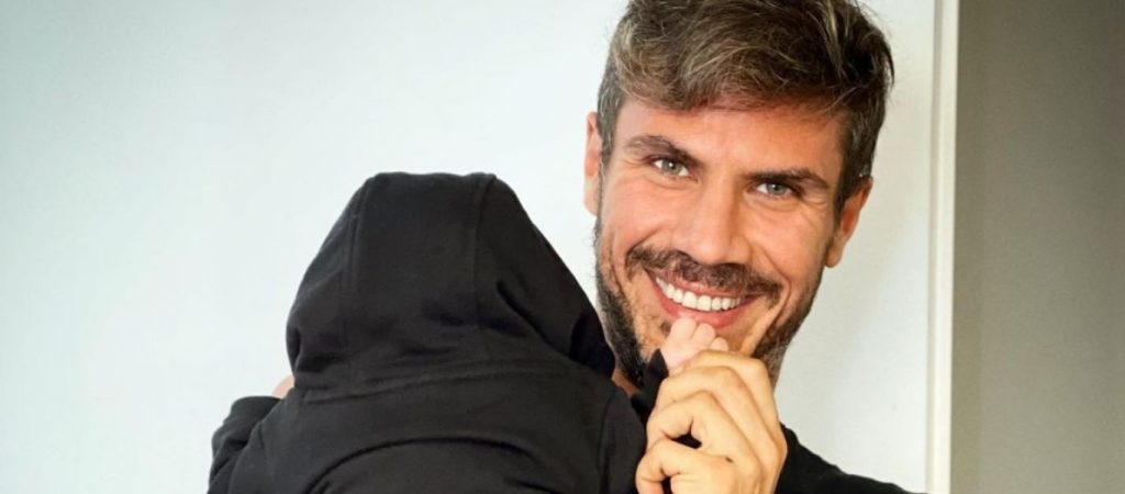 MasterChef: Ο σωσίας του Άκη Πετρετζίκη πήρε ποδιά και το twitter πήρε φωτιά – «Τριτοξαδερφος του Άκη ο Πάνος;»