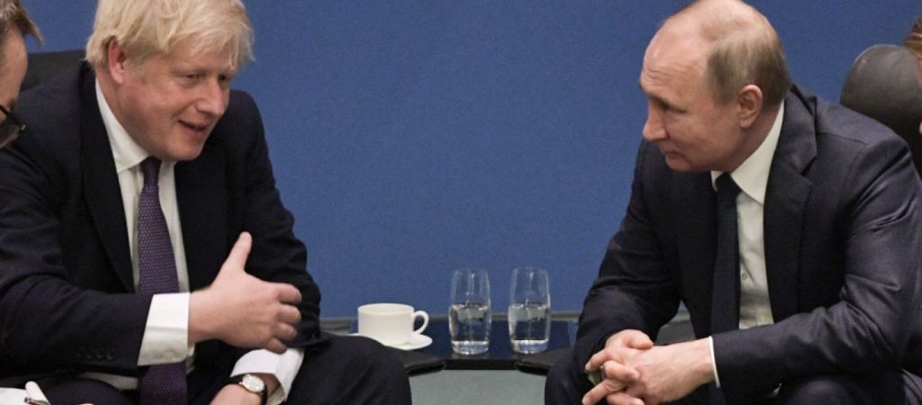 Κρεμλίνο: «Δεν προγραμματίζεται τηλεφωνική συνομιλία Πούτιν-Τζόνσον για σήμερα»