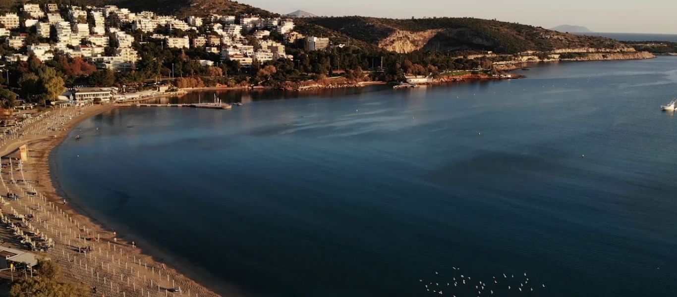 Γεμάτος λάπση ο ορμός της Βουλιαγμένης – ”Δεν έκαναν δουλειά” τα υδατοφράγματα που τοποθετήθηκαν