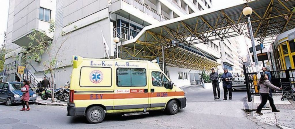 Ευαγγελισμός: Λήξις συναγερμού – Οι αστυνομικοί κατέβασαν την γυναίκα από την ταράτσα