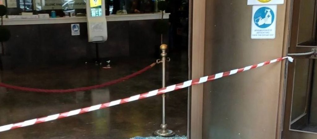 Επίθεση Ρουβίκωνα στο κτήριο του ΟΣΕ στο κέντρο της Αθήνας – Οι δύο έσπαγαν τις τζαμαρίες και ο τρίτος βιντεοσκοπούσε