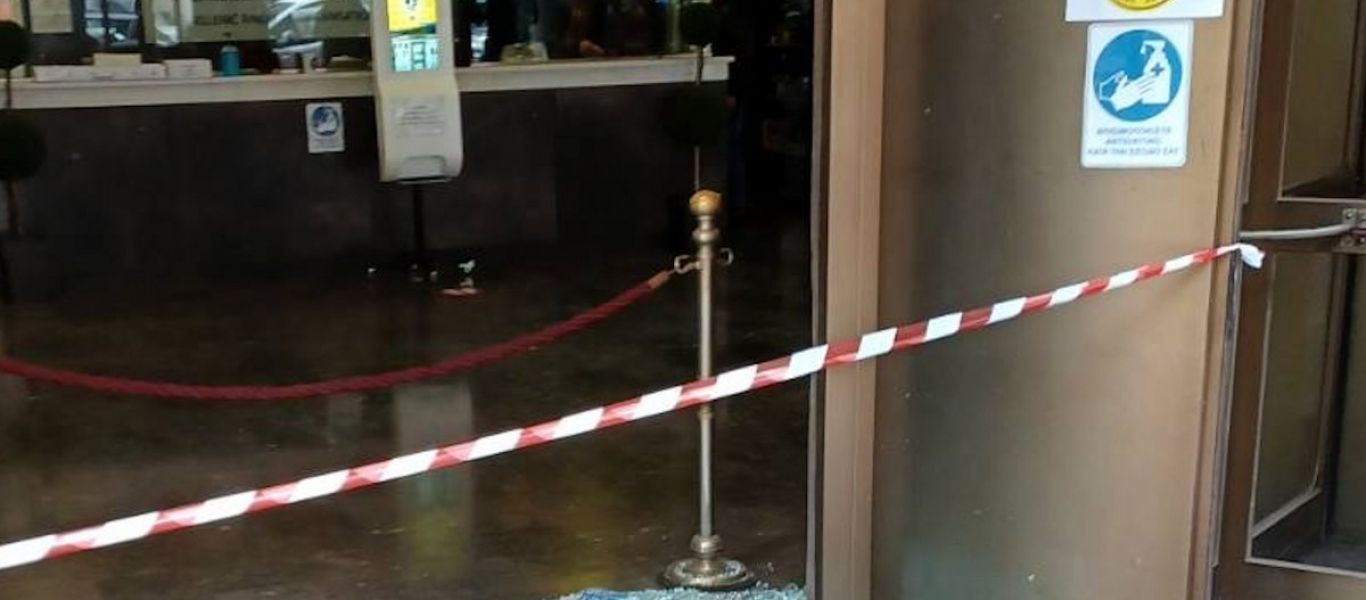 Επίθεση Ρουβίκωνα στο κτήριο του ΟΣΕ στο κέντρο της Αθήνας – Οι δύο έσπαγαν τις τζαμαρίες και ο τρίτος βιντεοσκοπούσε