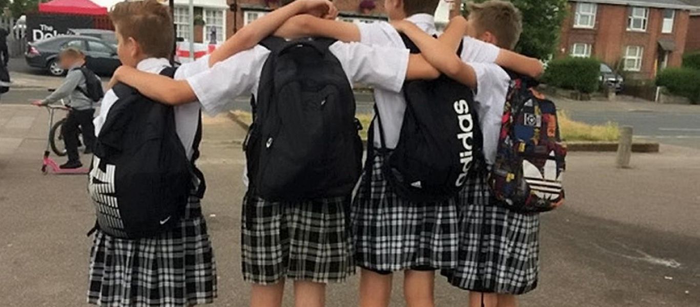 Ίλιον: Μαθητές φόρεσαν φούστες για να στηρίξουν συμμαθητή που δέχτηκε ομοφοβικό bullying από καθηγητή