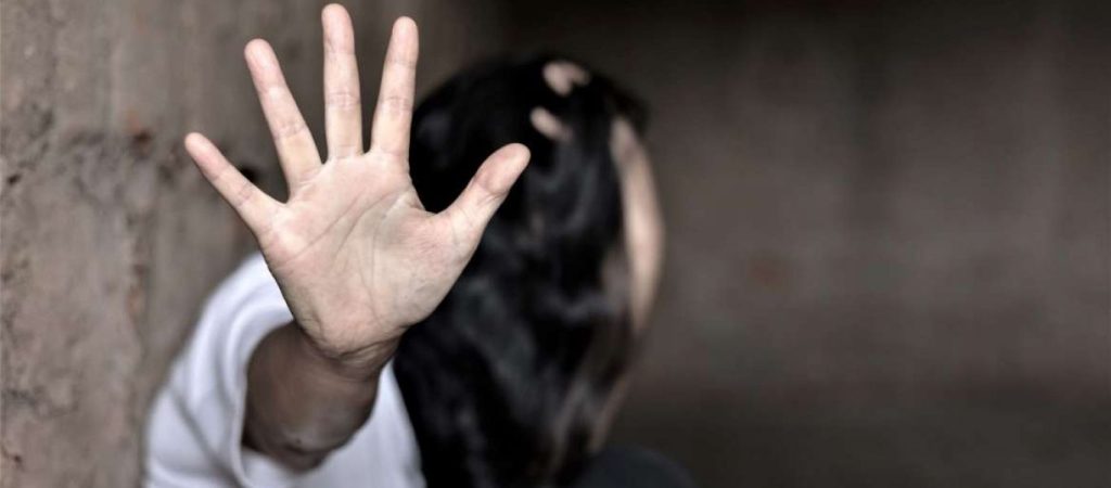 Πάτρα – Γυναίκα καταγγέλλει τον πρώην σύντροφό της: «Κρέμασε το μωρό ανάποδα απ’ το μπαλκόνι»