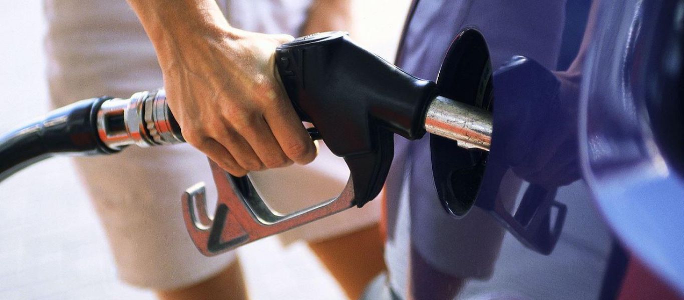 «Φωτιά» η τιμή της βενζίνης: Η κυβέρνηση δεν μειώνει τους φόρους γιατί οι «φτωχοί δεν έχουν αυτοκίνητο»