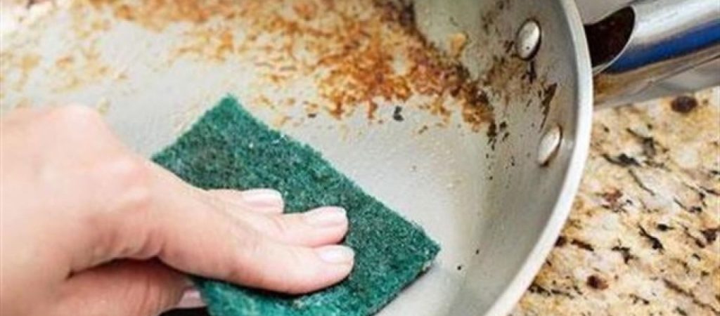 Το έξυπνο τρικ για να εξαφανιστούν τα καμένα λίπη από τον φούρνο σας την ώρα που κοιμάστε