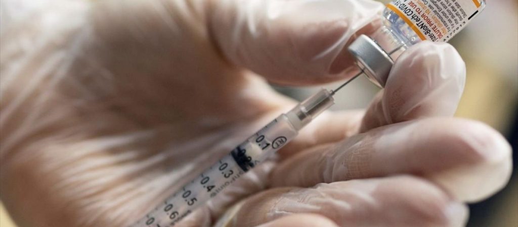 EMA: Ανεπαρκή τα στοιχεία για εμβολιασμό με 4η δόση – Ποιοι κίνδυνοι υπάρχουν