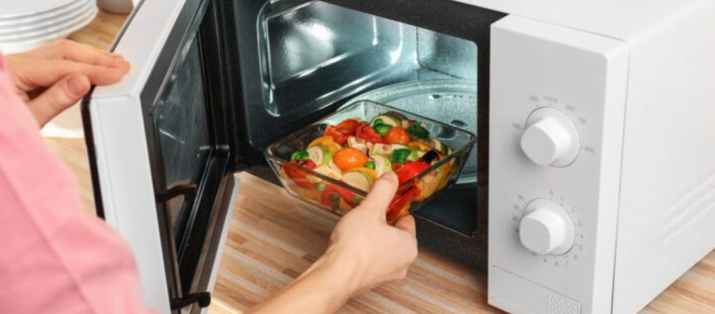 Αυτές είναι οι τροφές που δεν πρέπει να βάζετε ποτέ στον φούρνο μικροκυμάτων