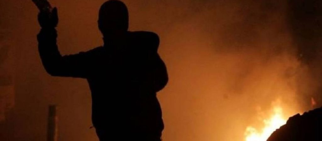 Επίθεση με μολότοφ στο Αστυνομικό Τμήμα των Εξαρχείων – Σημειώθηκε ζημιά στην είσοδο του τμήματος