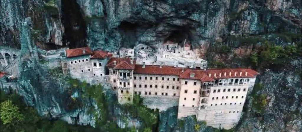 Παναγία Σουμελά: Βίντεο με Τούρκο DJ να παίζει ντίσκο μουσική και κόσμο να χορεύει!