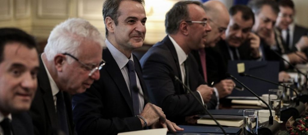 Σε παράλληλο σύμπαν η κυβέρνηση: «Το σημαντικότερο είναι να εμβολιαστούν όλοι»!