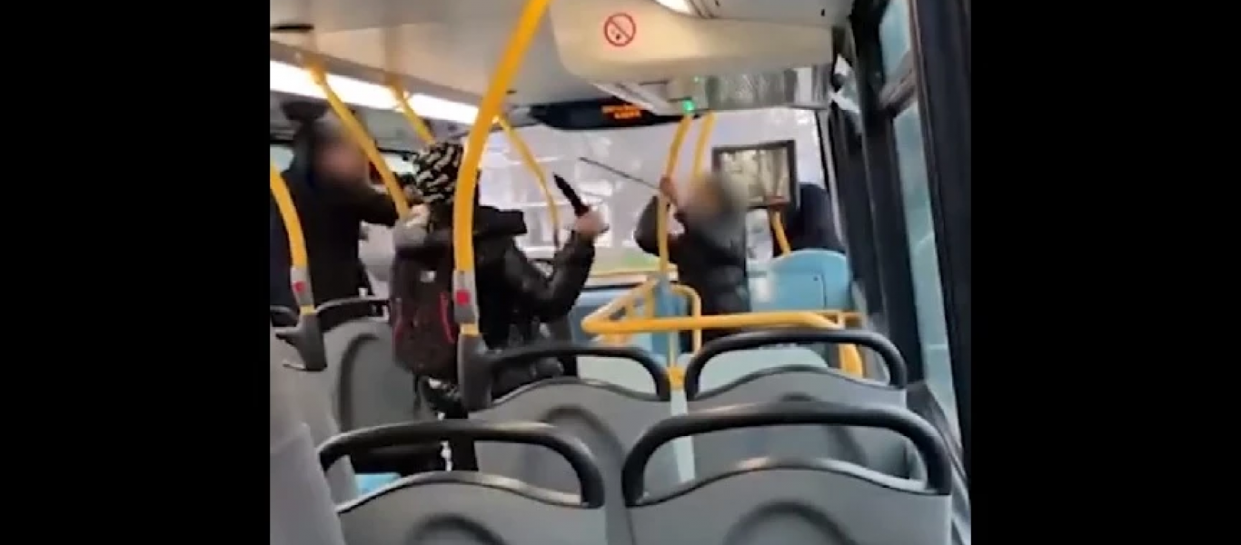 Τρόμος σε λεωφορείο στο Λονδίνο όταν δύο νεαροί έβγαλαν ματσέτα και λοστό κι άρχισαν να μάχονται! (βίντεο)